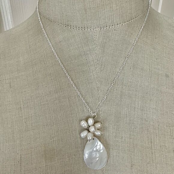 Freshwater Pearl Flower Mother of Pearl Teardrop Necklace - Picture 2 of 8